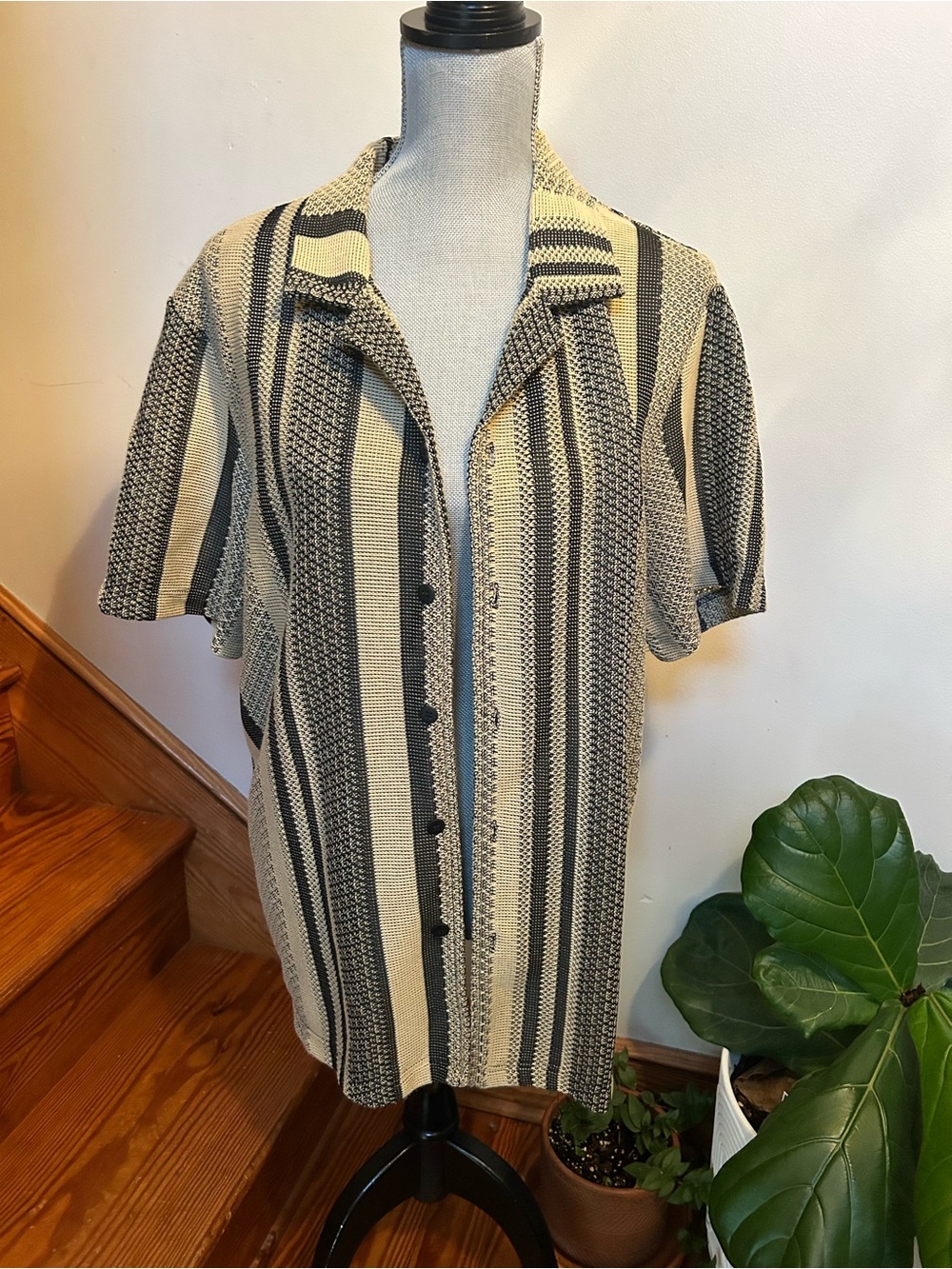 Truth Short-Sleeve Button-Down Knit Shirt in Beige and Black